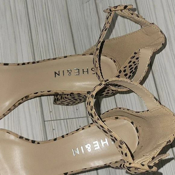 Leopard Pattern Ankle Strap - Picture 3 of 6